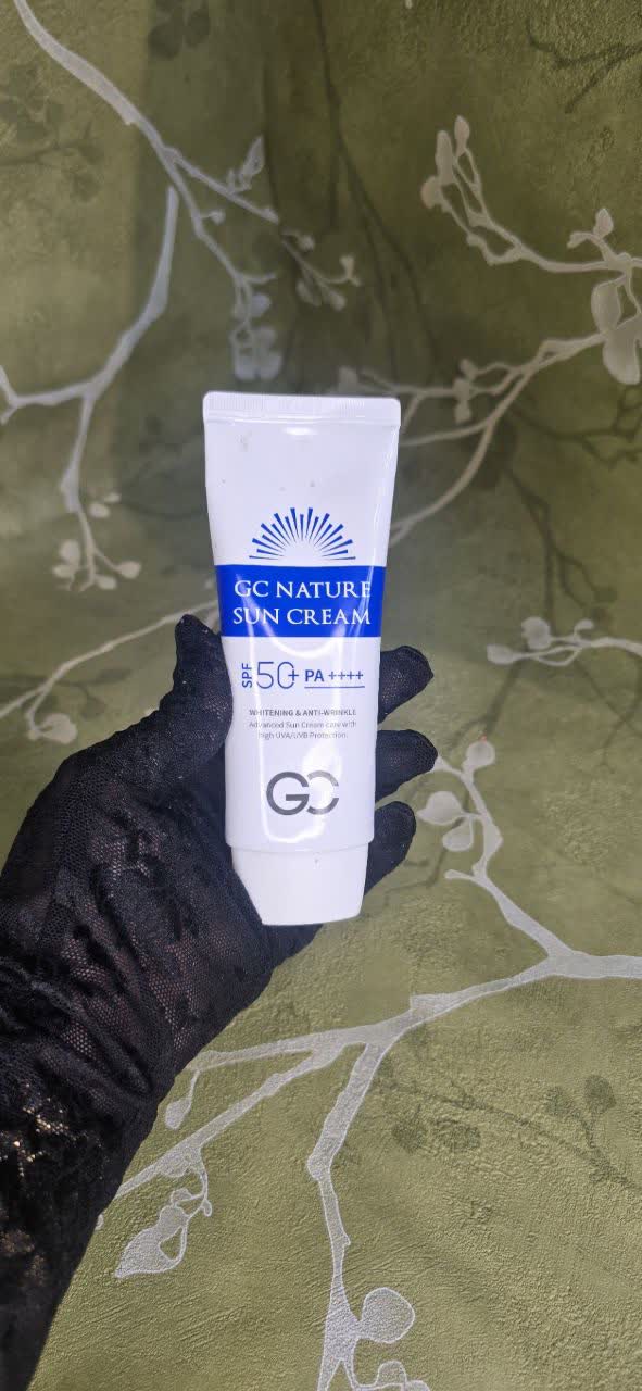 کرم ضدآفتاب GC Nature Sun Cream SPF50+ PA++++ کرم ضدآفتاب GC Nature با محافظت بسیار بالا SPF50+ و ++++PA، انتخابی ایده‌آل برای محافظت روزانه پوست در برابر اشعه‌های مضر UVA و UVB است.